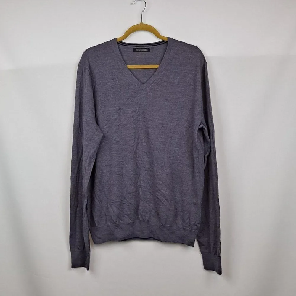Banana Republic Mens v neck sweater NWOT‎
